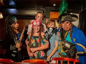 Cena en el barco pirata de Cancún
