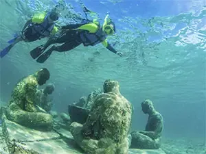 Snorkeling in Cancún with a submarine experience